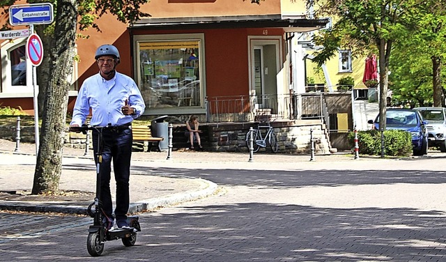 In Grostdten sind Elektro-Scooter ke... dem E-Roller durch die Stadt fhrt.    | Foto:  Jakober, Stephanie