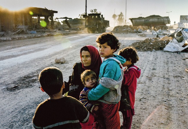 Warten auf Hilfe: eine irakische Mutte... ihre Kinder  am Stadtrand von Mossul   | Foto: Ivor Prickett