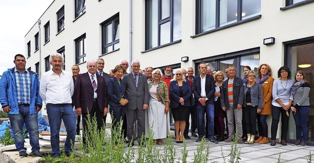 Neubau eingeweiht: Heimleiter Hans Kau... begrte  zahlreiche geladene Gste.   | Foto: Herbert Frey