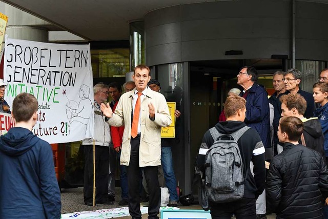 OB Jrg Lutz stellte sich Demonstranten einer Klimamahnwache vor dem Rathaus.  | Foto: Jonas Hirt