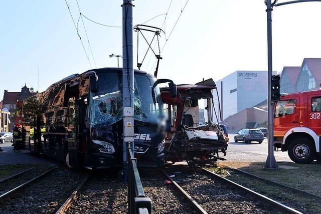 Reisebus aus Kandern kollidiert mit Straßenbahn in Danzig – 13 Verletzte