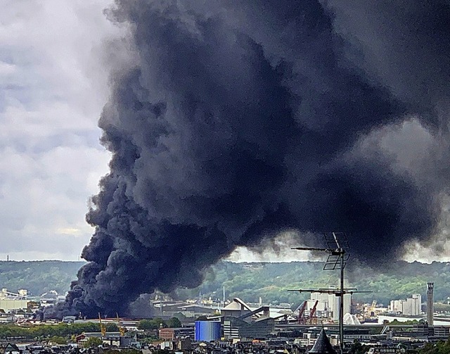 Schwarzer Rauch ber Rouen  in der Normandie  | Foto: JEAN-JACQUES GANON (AFP)