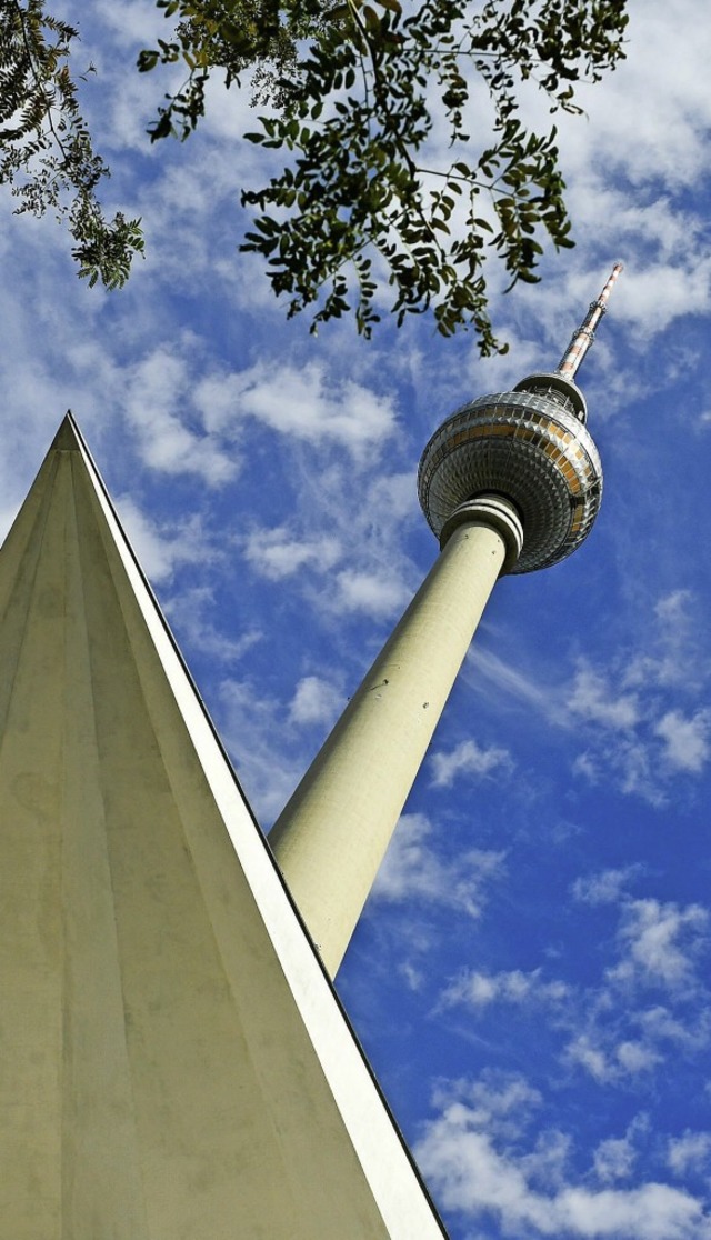 Hoch hinaus wollte die DDR mit ihrem Fernsehturm am &#8222;Alex&#8220;.  | Foto: Jens Kalaene (dpa)