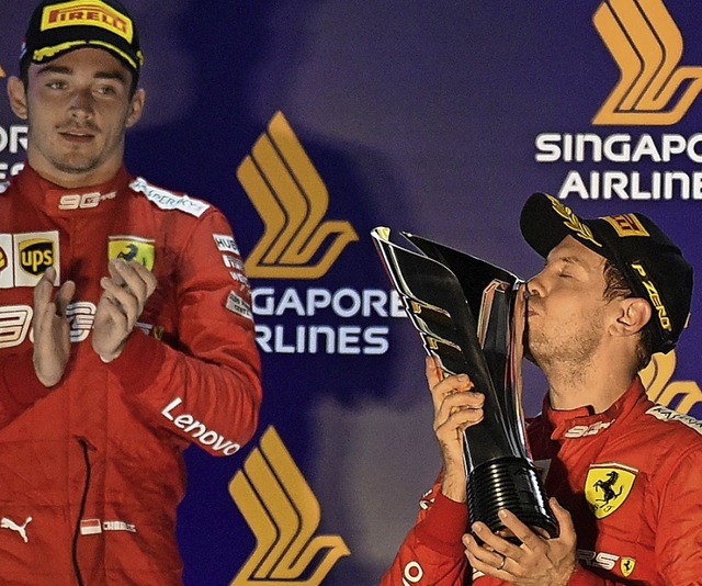 Etwas geqult klatschte Charles Lecler...) Sebastian Vettel am Sonntag Beifall.  | Foto: ROSLAN RAHMAN (AFP)