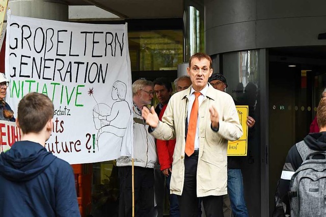 Oberbrgermeister Jrg Lutz spricht mit Teilnehmern einer Klimamahnwache.   | Foto: Jonas Hirt