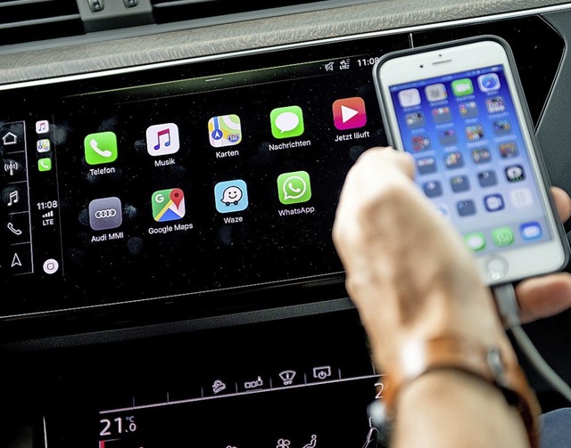 Durch Systeme wie Apple Car-Play, Andr...Smartphone-Funktionen bequem ins Auto.  | Foto: Zacharie Scheurer (dpa)