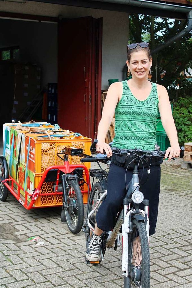 Julia Dirschauer bringt die Gemsekisten mit dem Fahrrad zu den Kunden.  | Foto: Annika Sindlinger