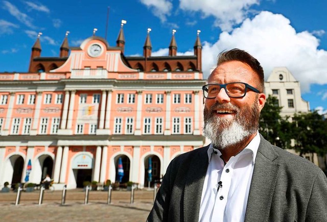 Der Dne mit Wikinger-Vollbart: Rostoc...ster Claus Ruhe Madsen vor dem Rathaus  | Foto: Danny Gohlke