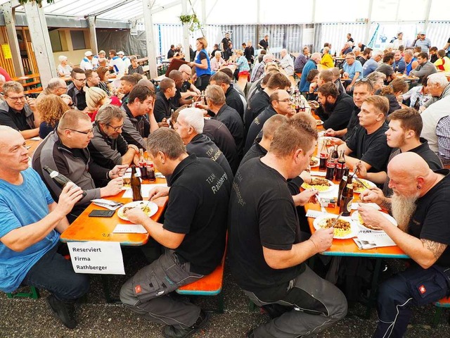 Zahlreiche Gste, und nicht nur Handwe...gmittag in Efringen-Kirchen schmecken.  | Foto: Herbert Frey