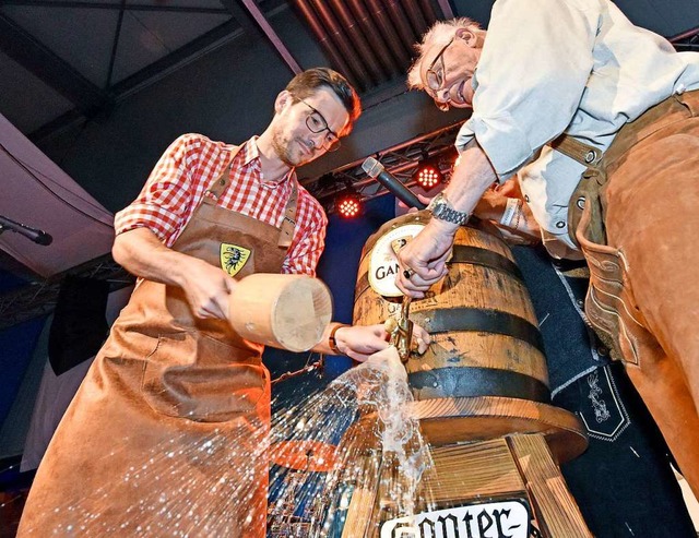 Fast ohne Spritzer:  Oberbrgermeister...Horn zapft an frs Ganter-Oktoberfest.  | Foto: Michael Bamberger