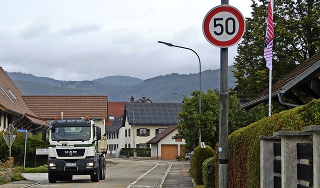Viele Lastwagen &#8211; vor allem zur ...n strt in Langenau manchen Anwohner.   | Foto: Edgar Steinfelder