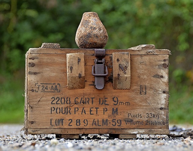 Die Granate und Munitionskiste aus der...wusste, was hier vergraben lag&#8220;.  | Foto: Felix Lieschke