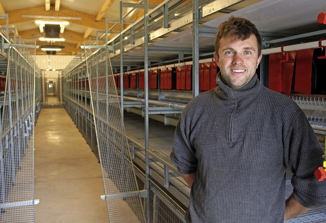 Landwirt Mathias Friedrich in seinem n... insgesamt 9000 Hhner untergebracht.   | Foto: Simon, Guy