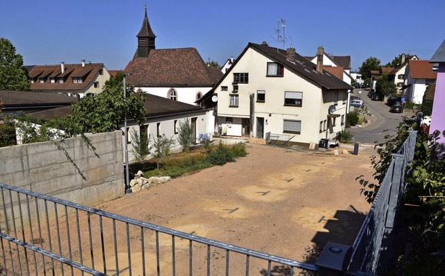 Wo bis vor Kurzem die alte Dorfscheune...inderhauses einen Parkplatz angelegt.   | Foto: Horst Donner