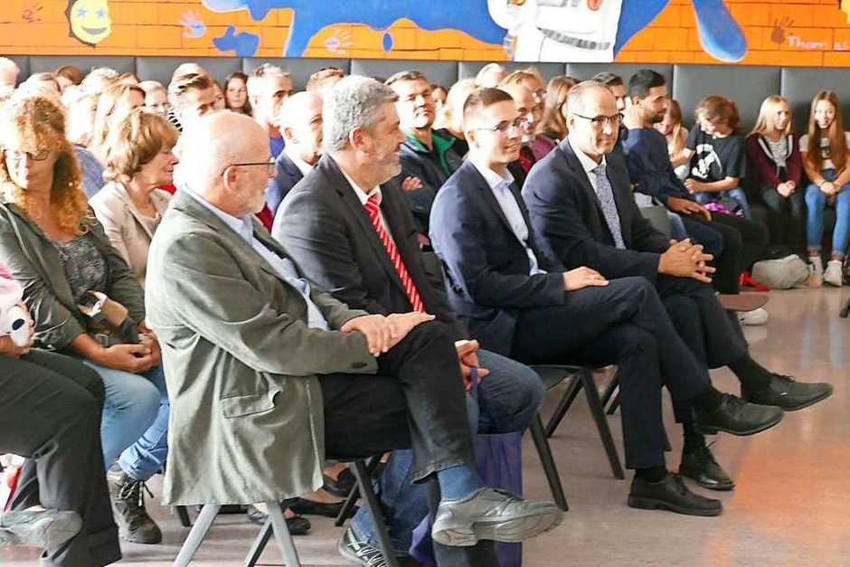 Herzlich empfangen wurde der neue Realschulrektor Felix Lehr von den Schülern, Lehrern, Elternvertretern, von Vertretern von Firmen und Vereinen und Kommunalpolitikern aus Bonndorf und der Region. (Foto: Juliane Kühnemund) Herzlich empfangen wurde der neue Realschulrektor Felix Lehr von den Schülern, Lehrern, Elternvertretern, von Vertretern von Firmen und Vereinen und Kommunalpolitikern aus Bonndorf und der Region. (Foto: Juliane Kühnemund)