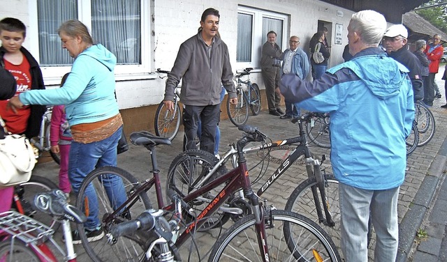 Neben Fahrrdern wurden auch kuriose G...ersteigerung von Fundsachen angeboten.  | Foto: Ernst Brugger