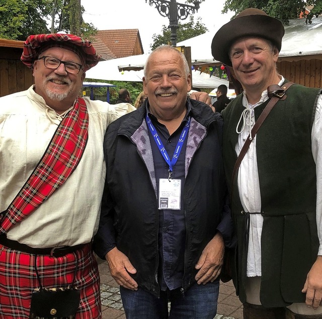 Die Trebiner Traditionsfigur Hans Clau... und Rene Winzer vorbei (von rechts).   | Foto: Ina Schulze