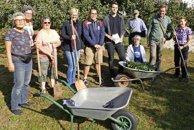 Das Helferteam der Kirchengemeinde St....feld (von rechts) vor der Pflanzaktion  | Foto: Christoph Baum