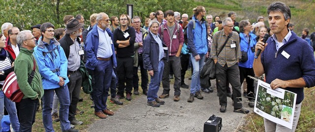 Reinhold Treiber (rechts) erklrt, wie...flege auf die Artenvielfalt auswirkt.   | Foto: Daniel Hengst