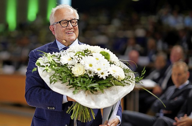 Fritz Keller mit Blumenstrau nach seiner Wahl  | Foto: Simon Hofmann (dpa)
