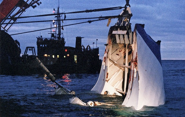 Wrackteile des estnischen Schiffes  we...vor der finnischen Insel Ut geborgen.  | Foto: Jakko Avikainen (dpa)