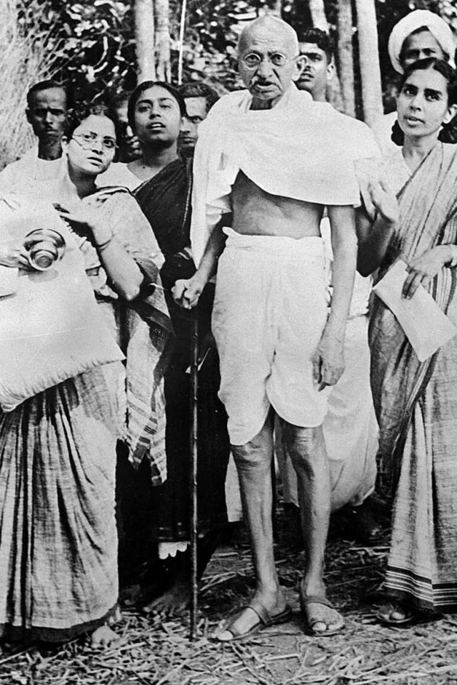 Gandhi mit Anhngerinnen  1946 auf Tour in Bengalen  | Foto: AFP