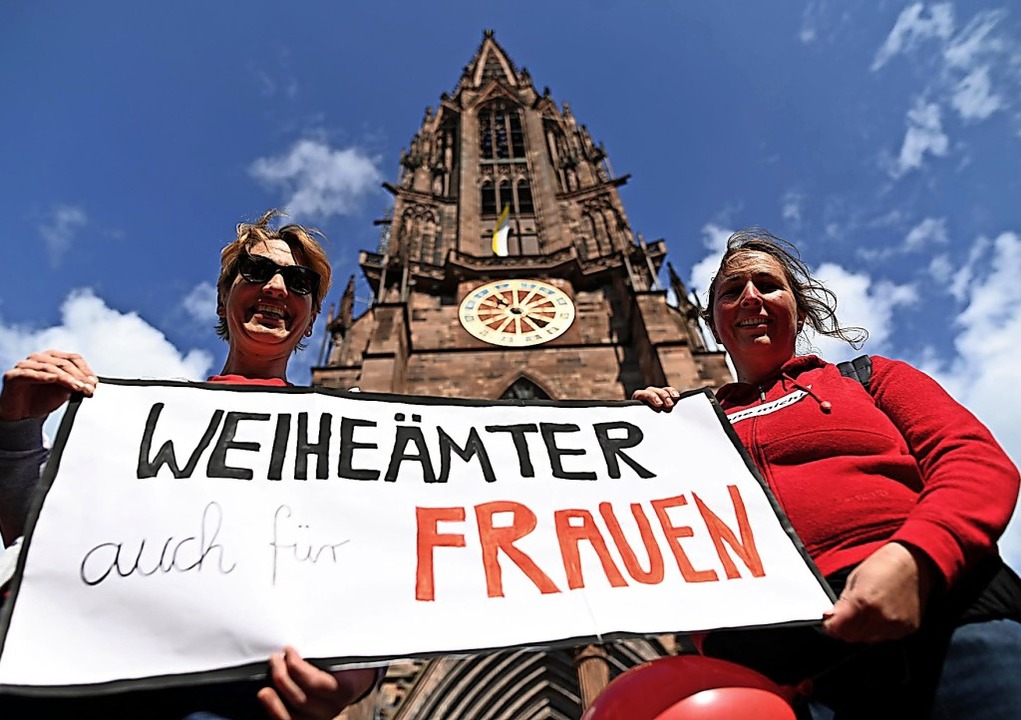 Zwei Frauen der Initiative &#8222;Mari...strieren  vor dem Freiburger Münster.   | Foto: Patrick Seeger