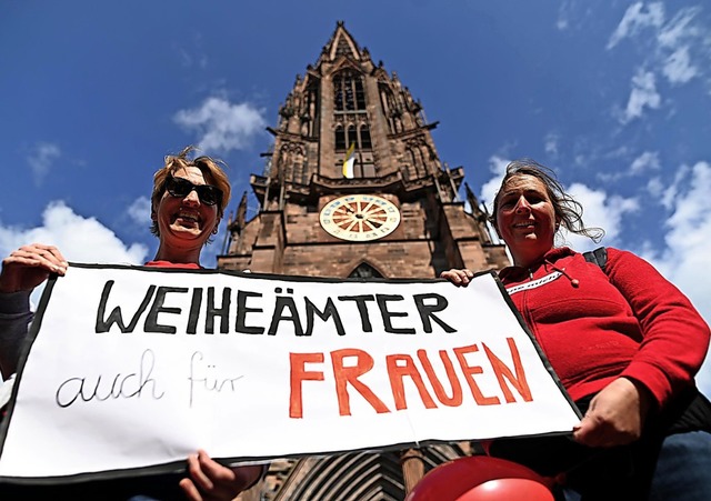 Zwei Frauen der Initiative &#8222;Mari...strieren  vor dem Freiburger Mnster.   | Foto: Patrick Seeger