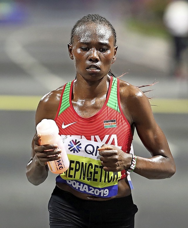 Weltmeisterin Ruth Chepngetich auf der Strecke   | Foto: KARIM JAAFAR (AFP)