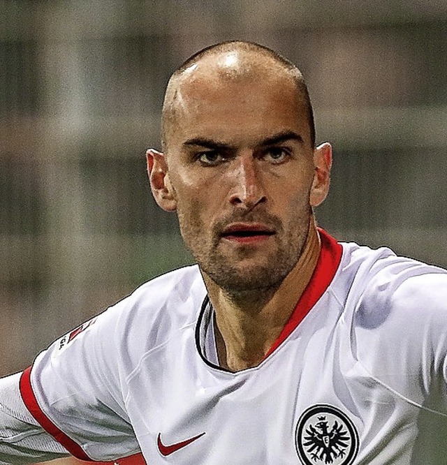 Der Ex-Wolfsburger Bas Dost spielt nun im Eintracht-Dress.    | Foto: Andreas Gora (dpa)