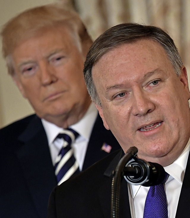 Auenminister Mike Pompeo (vorne) soll... den US-Prsidenten belasten knnten.   | Foto: MANDEL NGAN (AFP)