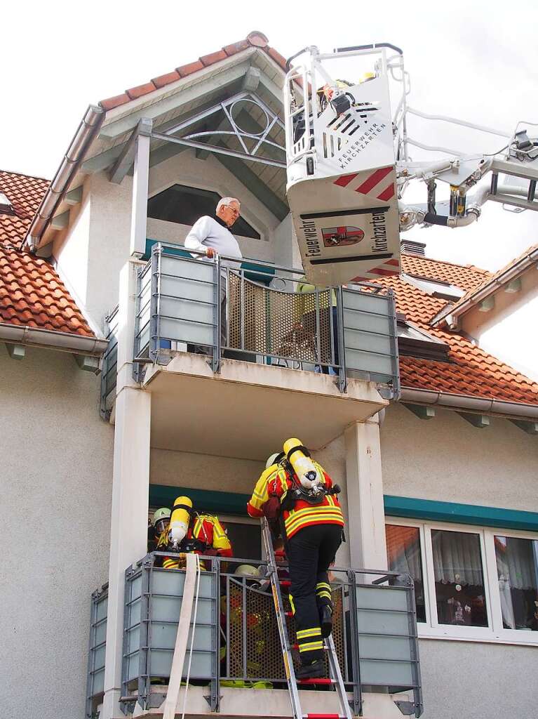 Grobung der Feuerwehr und des Roten Kreuzes in Stegen.