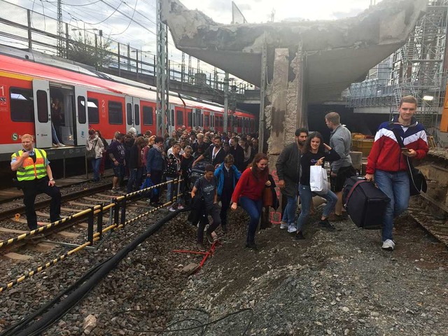 Passagiere verlassen eine defekte S-Ba... dem Hauptbahnhof stehengeblieben war.  | Foto: Bernward Loheide (dpa)