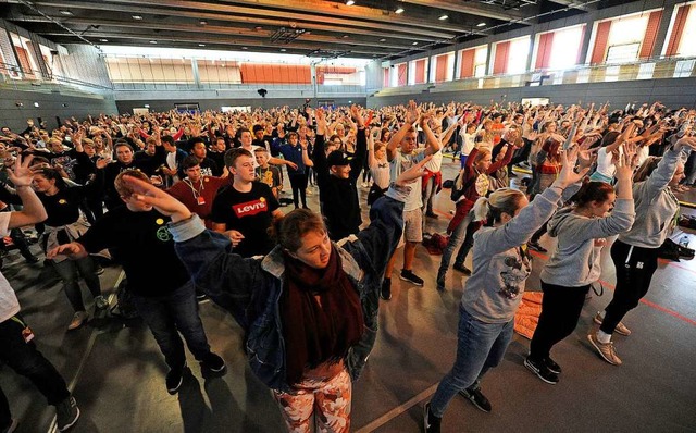 Wette gewonnen: Zum Abschluss wird die neue Sporthalle zur groen Tanzflche.  | Foto: Bettina Schaller