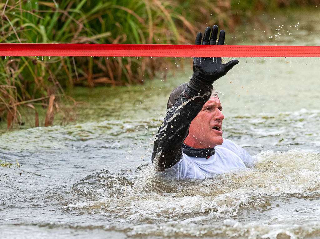 Das Rothaus Team am Teich: Hausherr Christian Rasch ging mit Startnummer 1 voran.