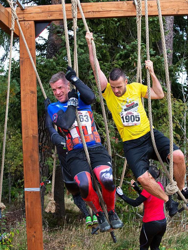 Viele Hindernisse, kaltes Wasser, tiefer Schlamm: Rund 2000 Sportler stellten sich den Herausforderungen beim Rothaus Mudiator Finale in Grafenhausen.