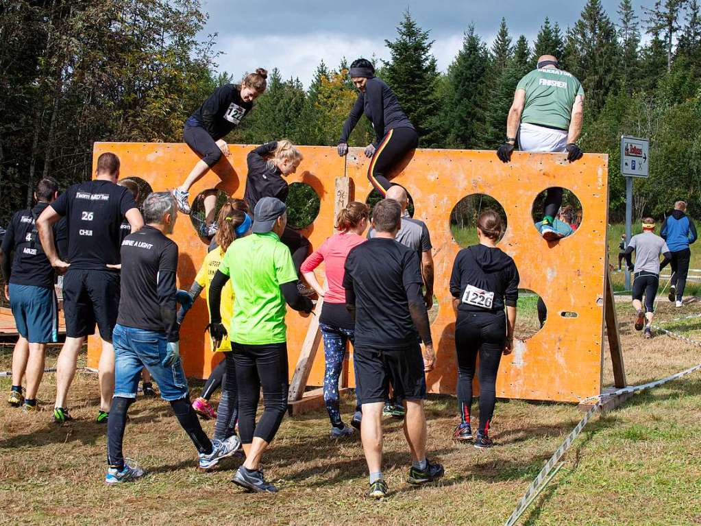 Viele Hindernisse, kaltes Wasser, tiefer Schlamm: Rund 2000 Sportler stellten sich den Herausforderungen beim Rothaus Mudiator Finale in Grafenhausen.