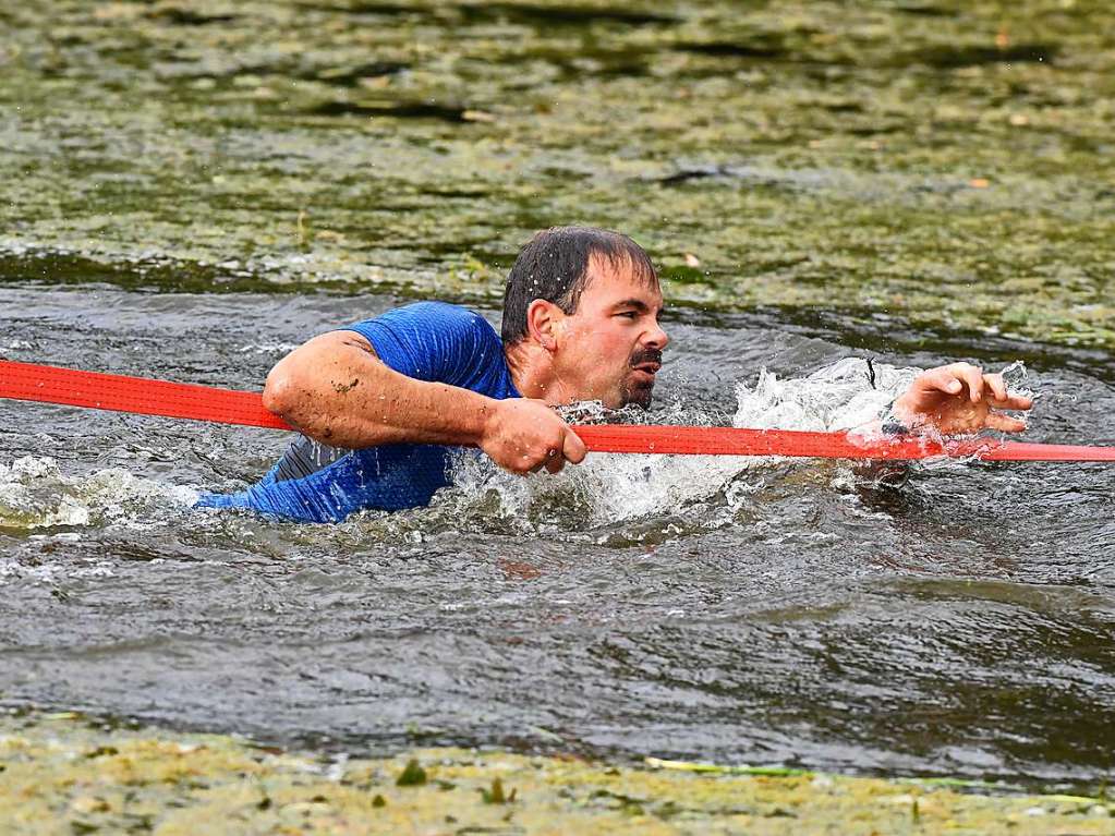 Viele Hindernisse, kaltes Wasser, tiefer Schlamm: Rund 2000 Sportler stellten sich den Herausforderungen beim Rothaus Mudiator Finale in Grafenhausen.