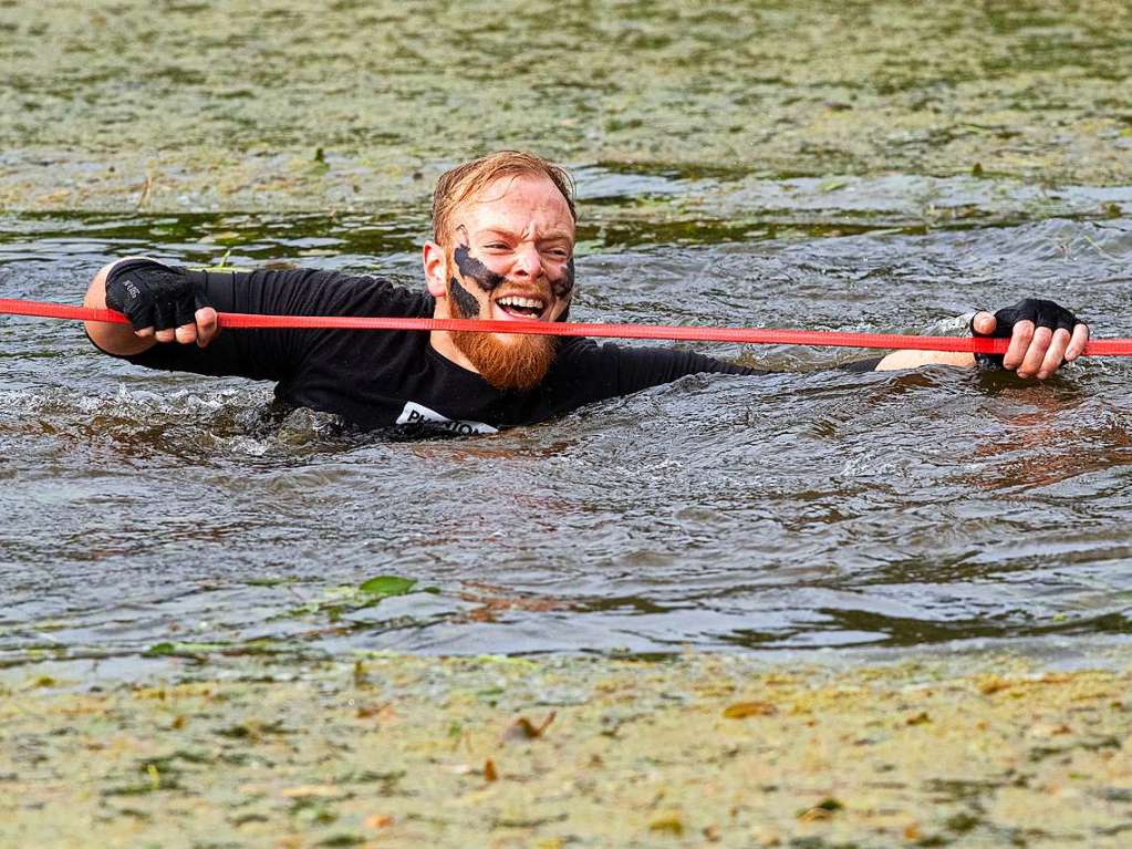 Viele Hindernisse, kaltes Wasser, tiefer Schlamm: Rund 2000 Sportler stellten sich den Herausforderungen beim Rothaus Mudiator Finale in Grafenhausen.