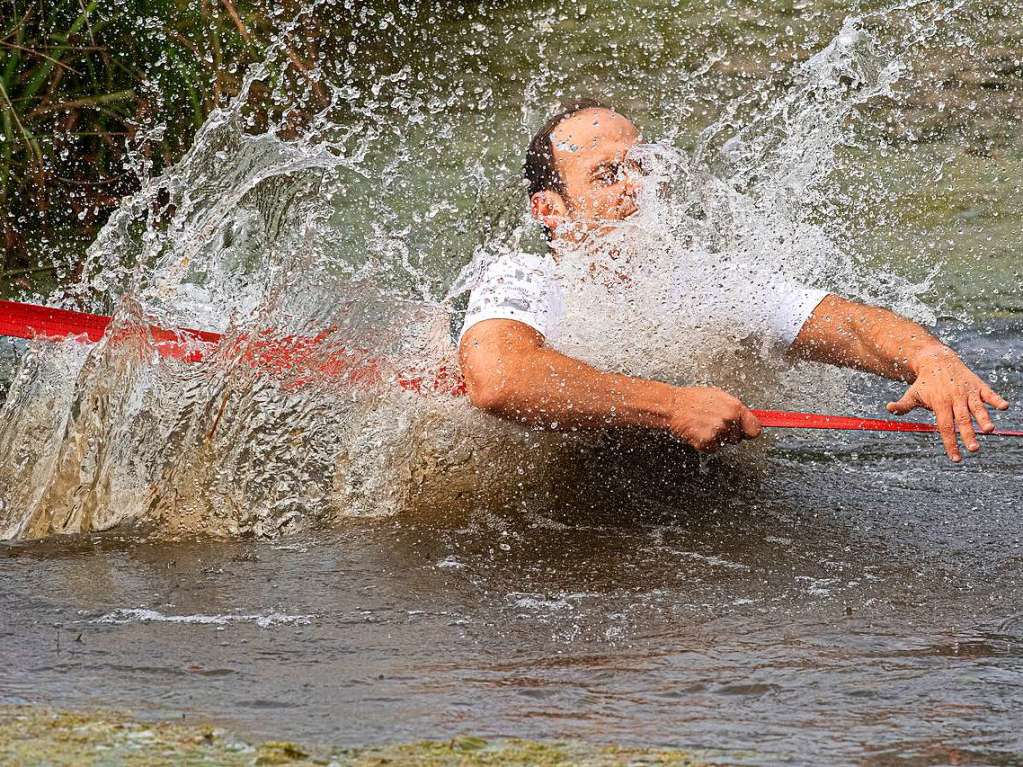 Viele Hindernisse, kaltes Wasser, tiefer Schlamm: Rund 2000 Sportler stellten sich den Herausforderungen beim Rothaus Mudiator Finale in Grafenhausen.