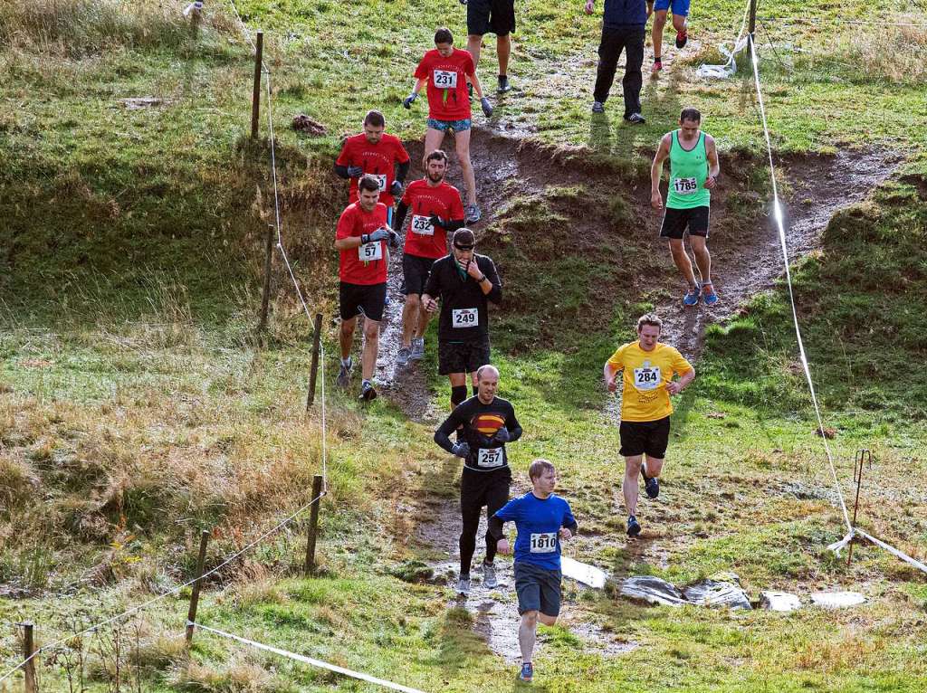 Viele Hindernisse, kaltes Wasser, tiefer Schlamm: Rund 2000 Sportler stellten sich den Herausforderungen beim Rothaus Mudiator Finale in Grafenhausen.