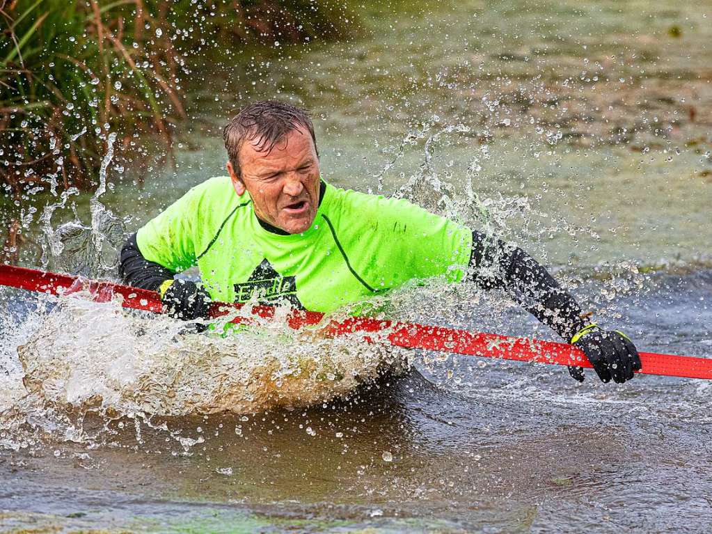 Viele Hindernisse, kaltes Wasser, tiefer Schlamm: Rund 2000 Sportler stellten sich den Herausforderungen beim Rothaus Mudiator Finale in Grafenhausen.