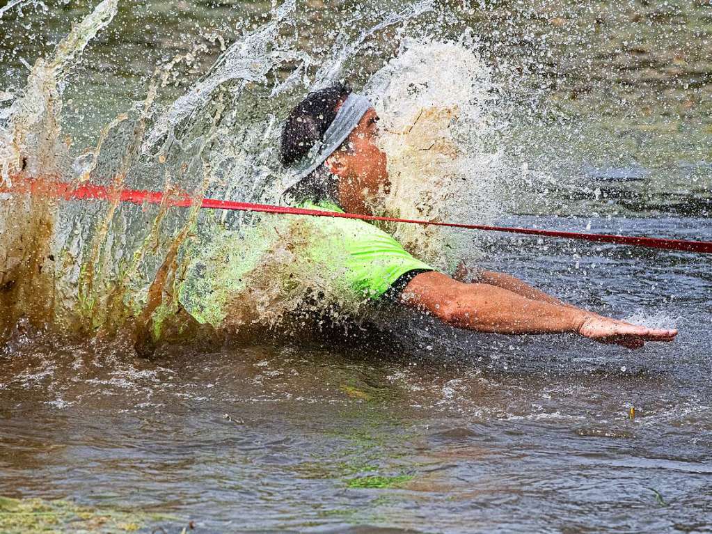 Viele Hindernisse, kaltes Wasser, tiefer Schlamm: Rund 2000 Sportler stellten sich den Herausforderungen beim Rothaus Mudiator Finale in Grafenhausen.