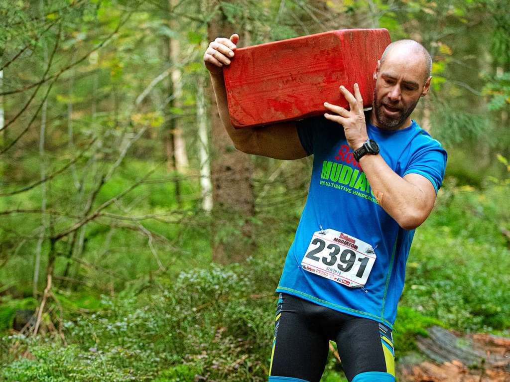 Viele Hindernisse, kaltes Wasser, tiefer Schlamm: Rund 2000 Sportler stellten sich den Herausforderungen beim Rothaus Mudiator Finale in Grafenhausen.