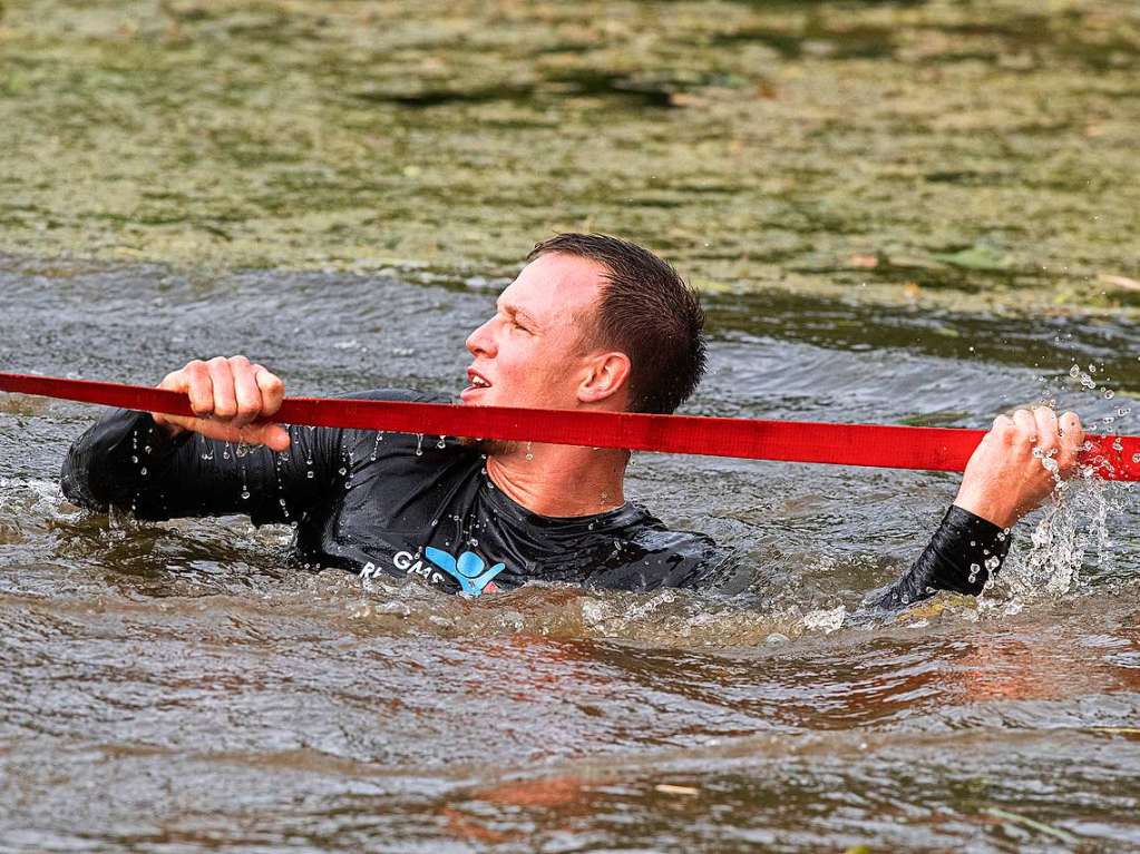 Viele Hindernisse, kaltes Wasser, tiefer Schlamm: Rund 2000 Sportler stellten sich den Herausforderungen beim Rothaus Mudiator Finale in Grafenhausen.