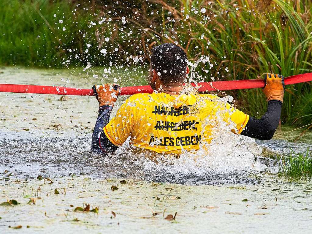 Viele Hindernisse, kaltes Wasser, tiefer Schlamm: Rund 2000 Sportler stellten sich den Herausforderungen beim Rothaus Mudiator Finale in Grafenhausen.