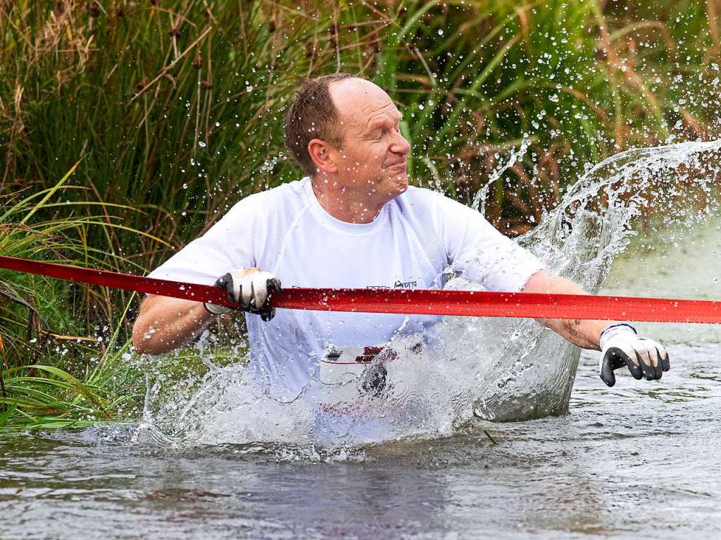 Viele Hindernisse, kaltes Wasser, tiefer Schlamm: Rund 2000 Sportler stellten sich den Herausforderungen beim Rothaus Mudiator Finale in Grafenhausen.