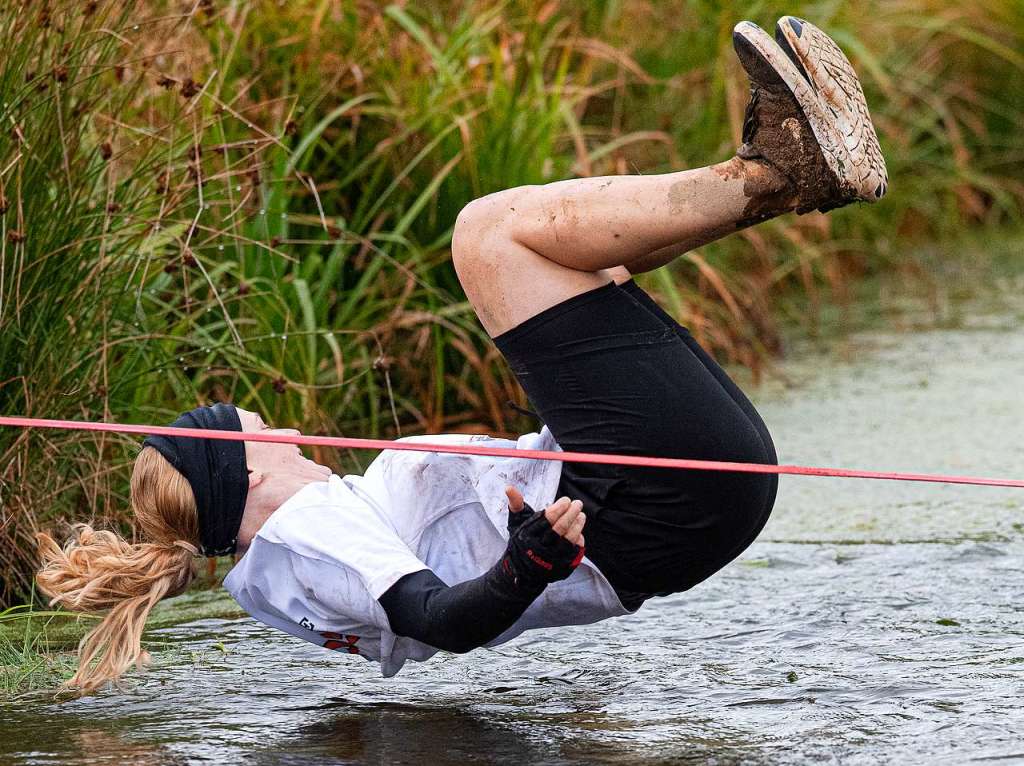 Viele Hindernisse, kaltes Wasser, tiefer Schlamm: Rund 2000 Sportler stellten sich den Herausforderungen beim Rothaus Mudiator Finale in Grafenhausen.