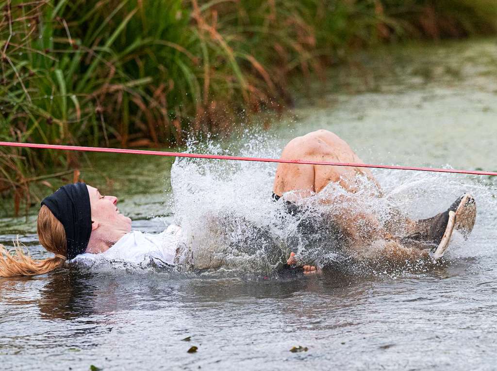 Viele Hindernisse, kaltes Wasser, tiefer Schlamm: Rund 2000 Sportler stellten sich den Herausforderungen beim Rothaus Mudiator Finale in Grafenhausen.