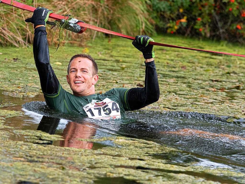 Viele Hindernisse, kaltes Wasser, tiefer Schlamm: Rund 2000 Sportler stellten sich den Herausforderungen beim Rothaus Mudiator Finale in Grafenhausen.